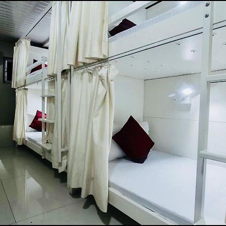 Qubestay Airport Capsule Hotel & Hostel Bombay Esterno foto