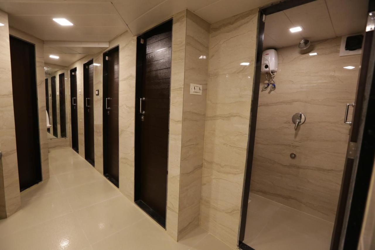 Qubestay Airport Capsule Hotel & Hostel Bombay Esterno foto