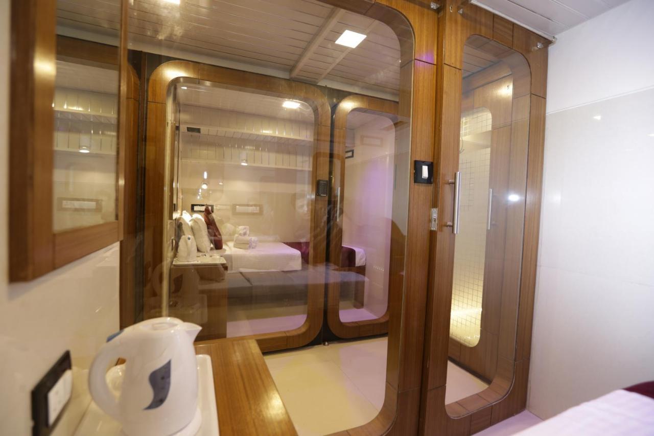 Qubestay Airport Capsule Hotel & Hostel Bombay Esterno foto
