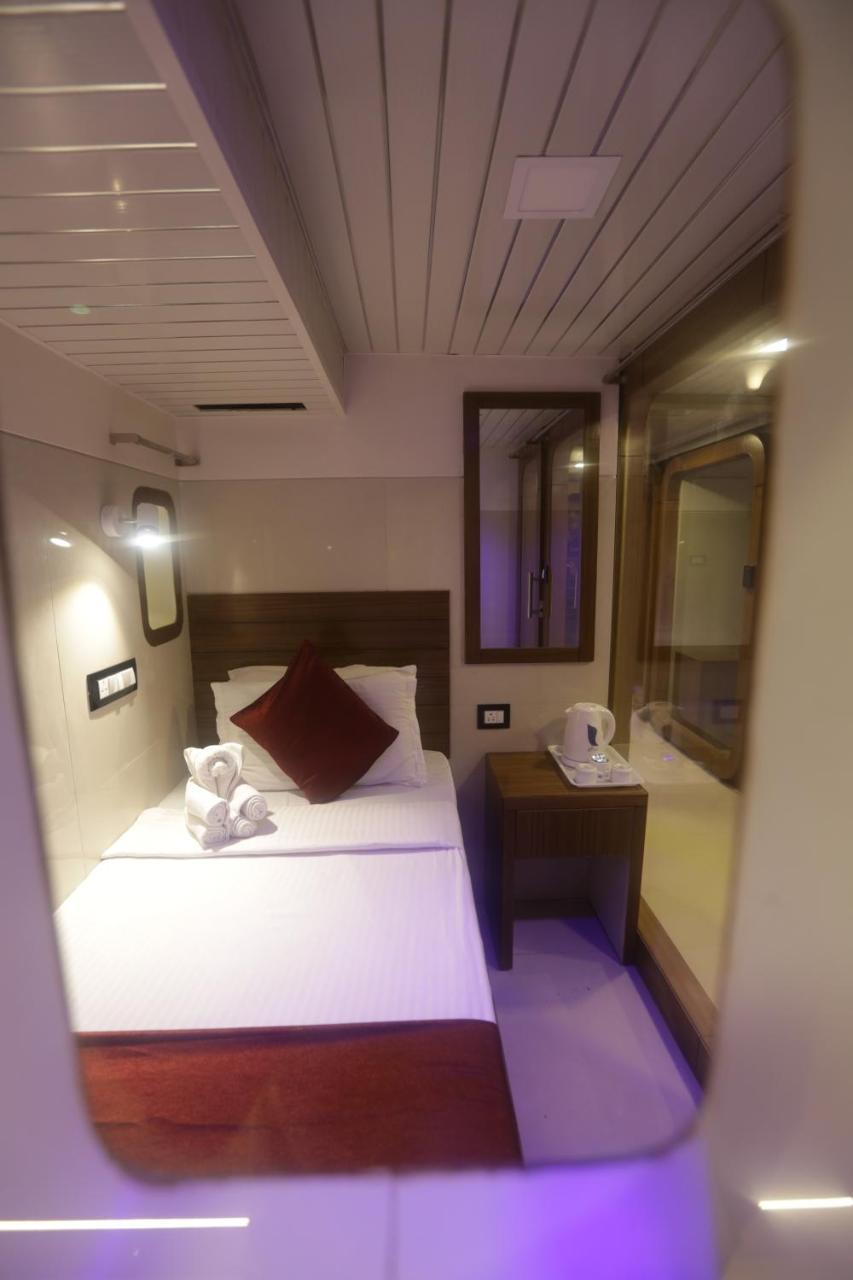 Qubestay Airport Capsule Hotel & Hostel Bombay Esterno foto