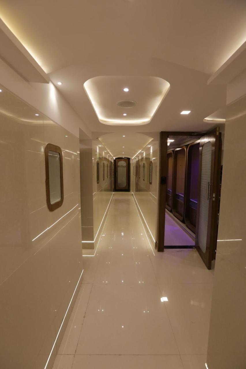 Qubestay Airport Capsule Hotel & Hostel Bombay Esterno foto