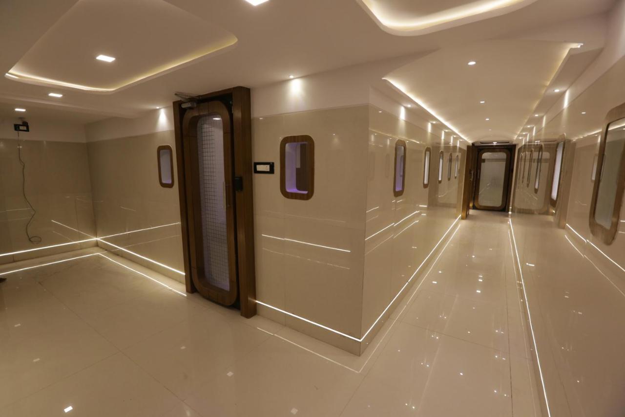 Qubestay Airport Capsule Hotel & Hostel Bombay Esterno foto