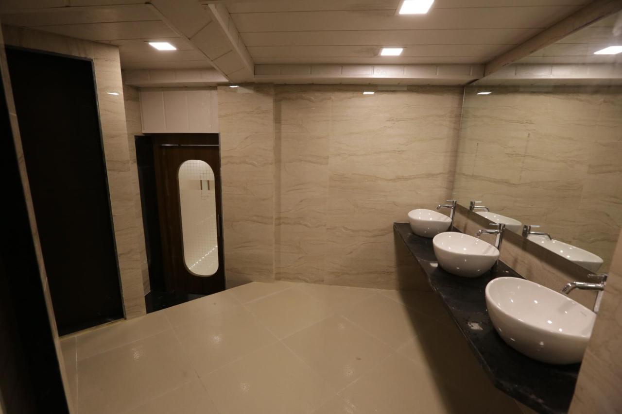 Qubestay Airport Capsule Hotel & Hostel Bombay Esterno foto
