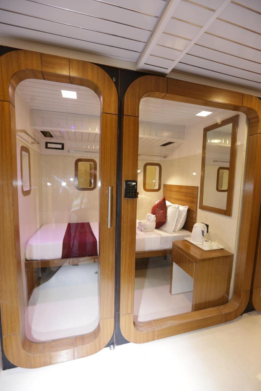 Qubestay Airport Capsule Hotel & Hostel Bombay Esterno foto