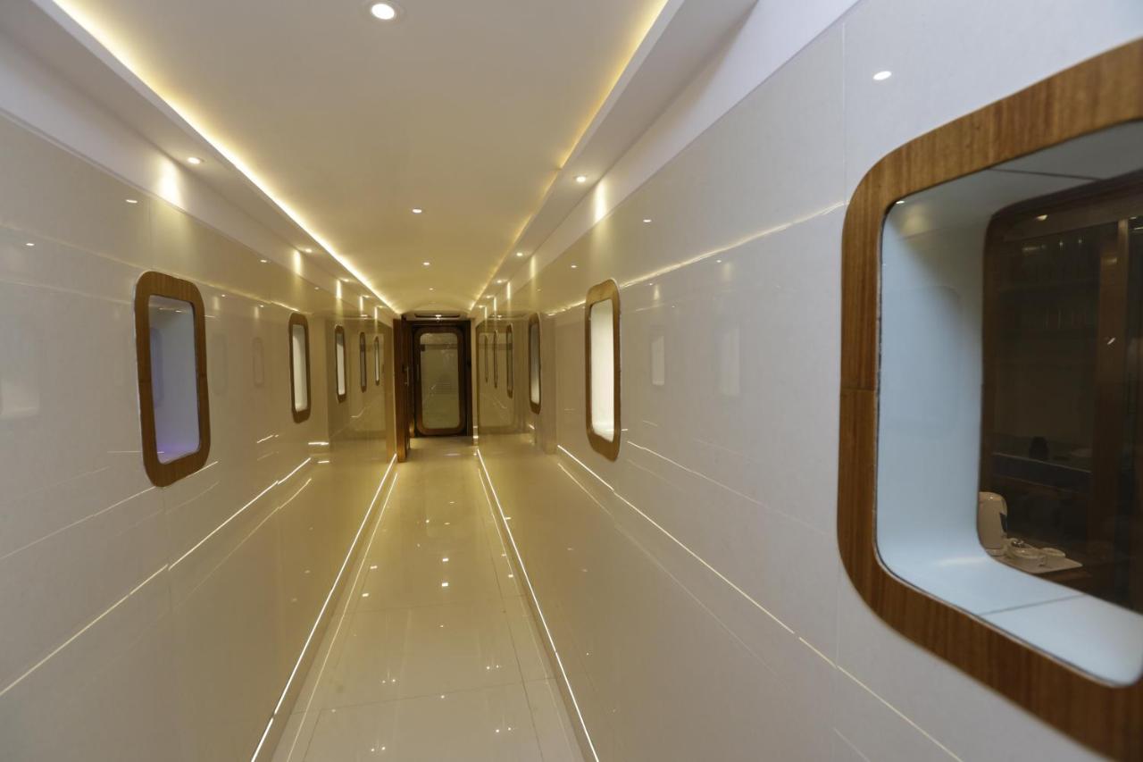 Qubestay Airport Capsule Hotel & Hostel Bombay Esterno foto