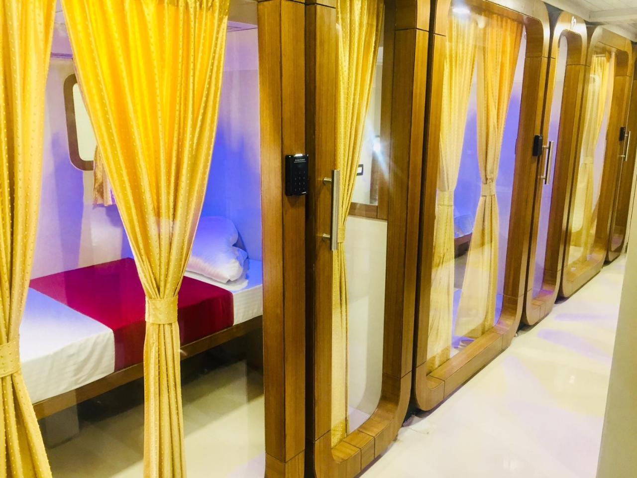 Qubestay Airport Capsule Hotel & Hostel Bombay Esterno foto