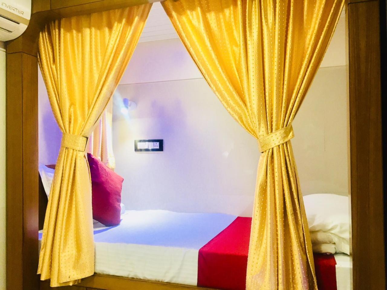 Qubestay Airport Capsule Hotel & Hostel Bombay Esterno foto