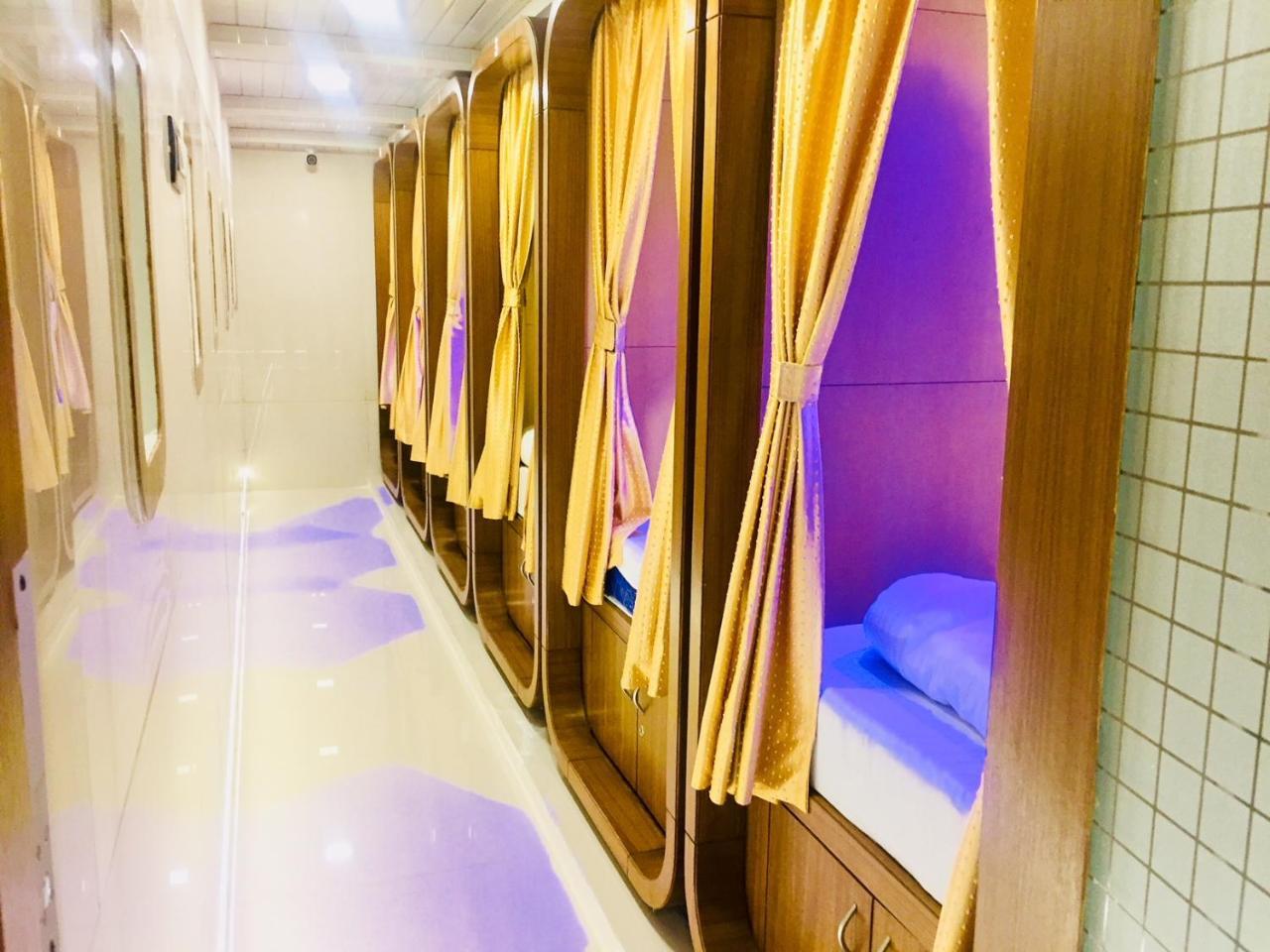 Qubestay Airport Capsule Hotel & Hostel Bombay Esterno foto