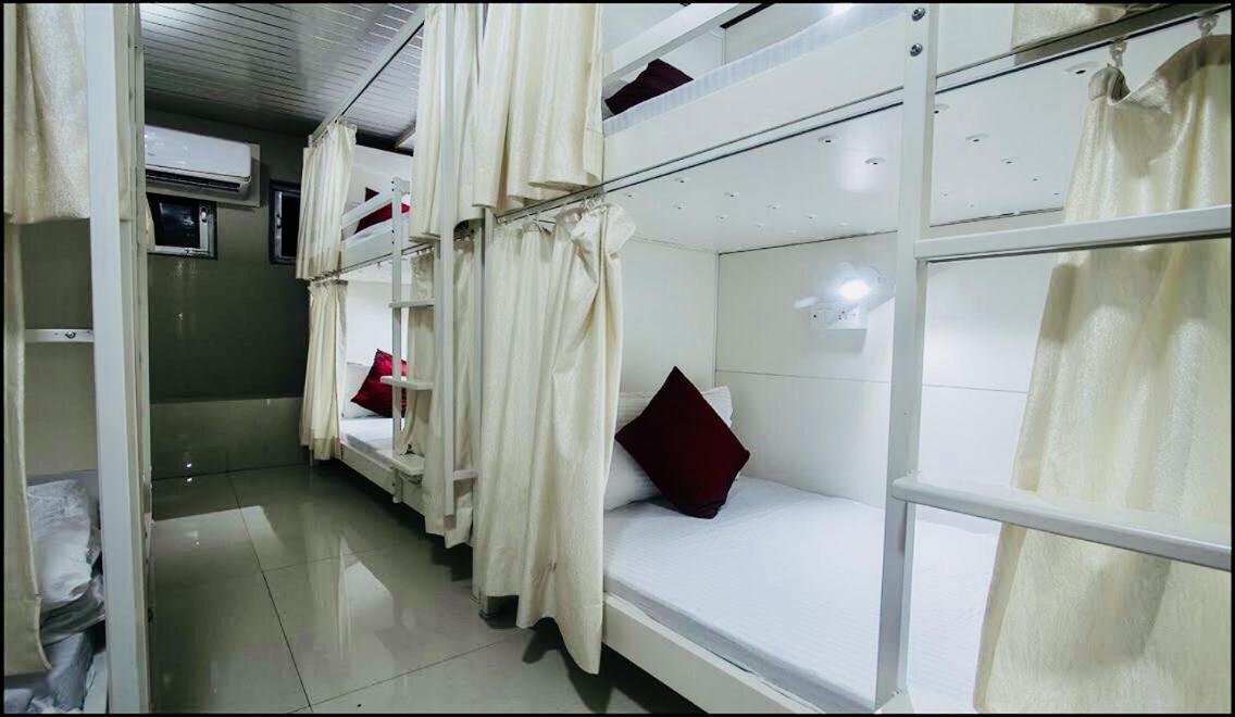Qubestay Airport Capsule Hotel & Hostel Bombay Esterno foto