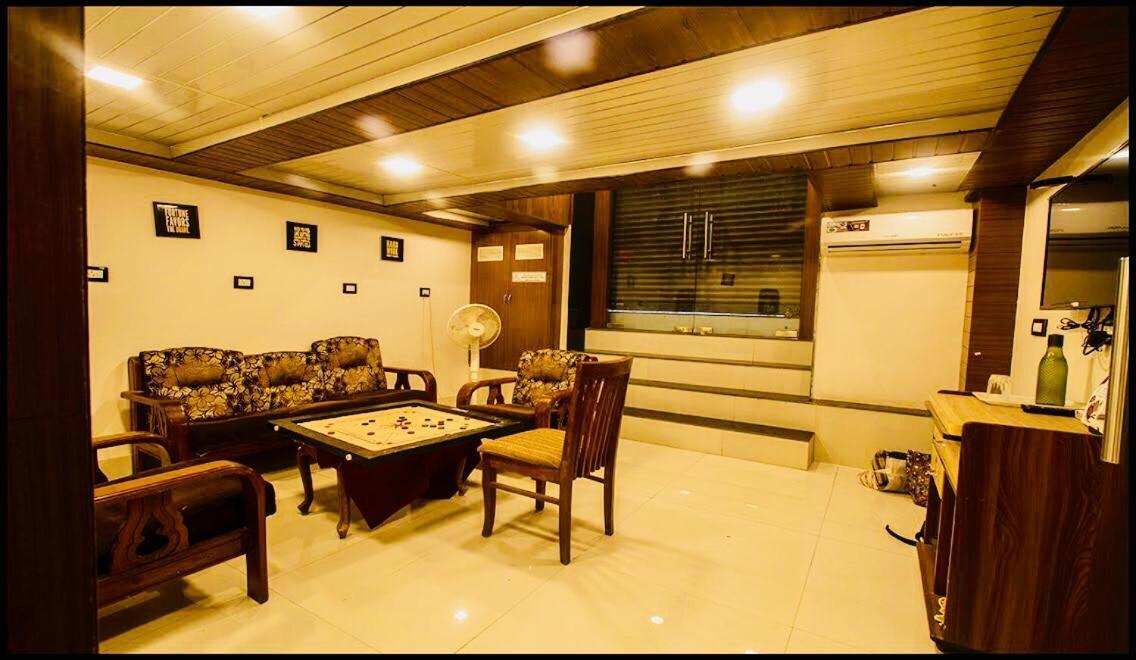 Qubestay Airport Capsule Hotel & Hostel Bombay Esterno foto