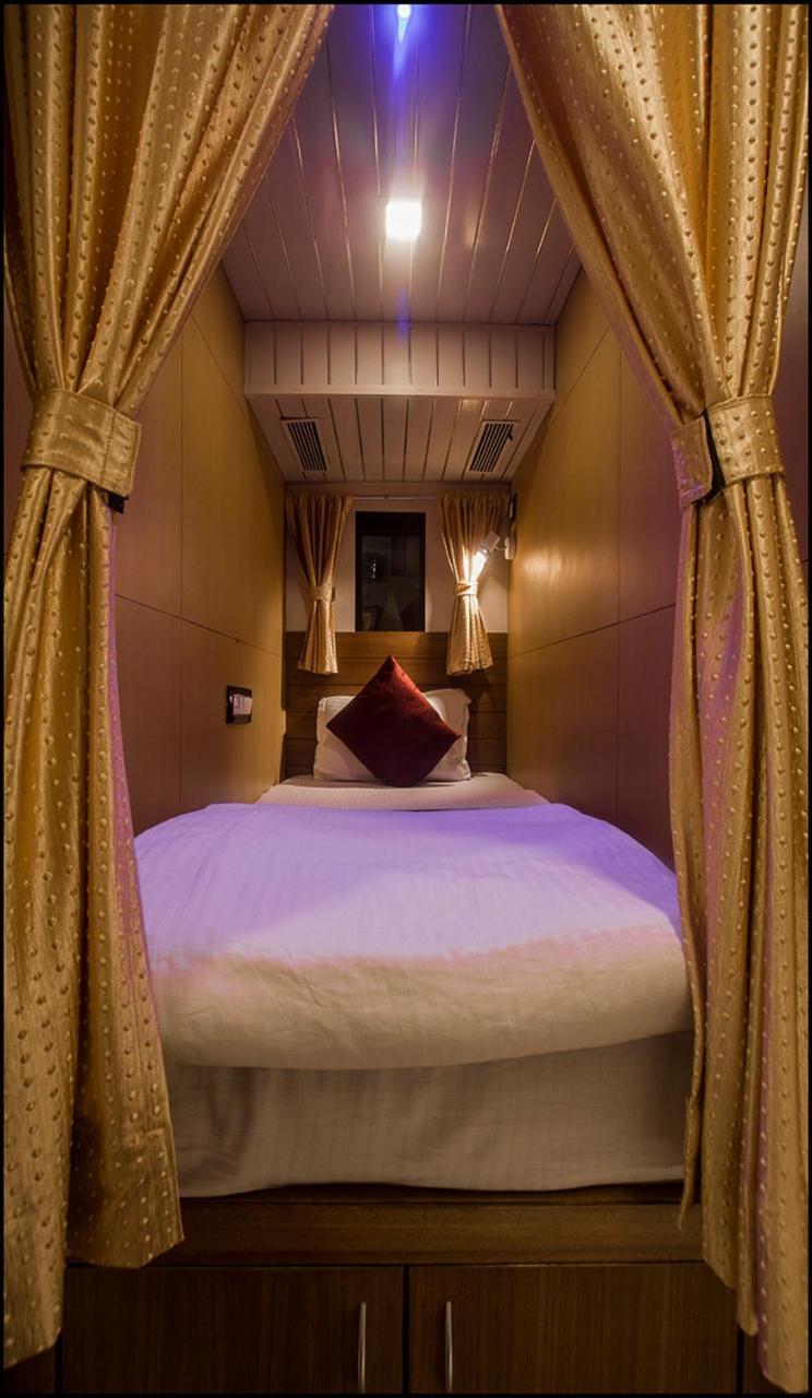Qubestay Airport Capsule Hotel & Hostel Bombay Esterno foto