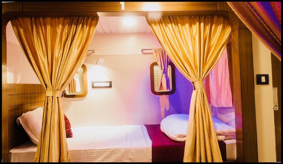 Qubestay Airport Capsule Hotel & Hostel Bombay Esterno foto