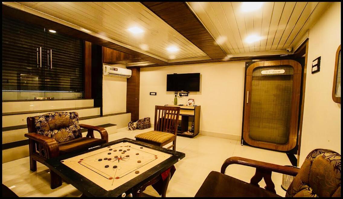Qubestay Airport Capsule Hotel & Hostel Bombay Esterno foto