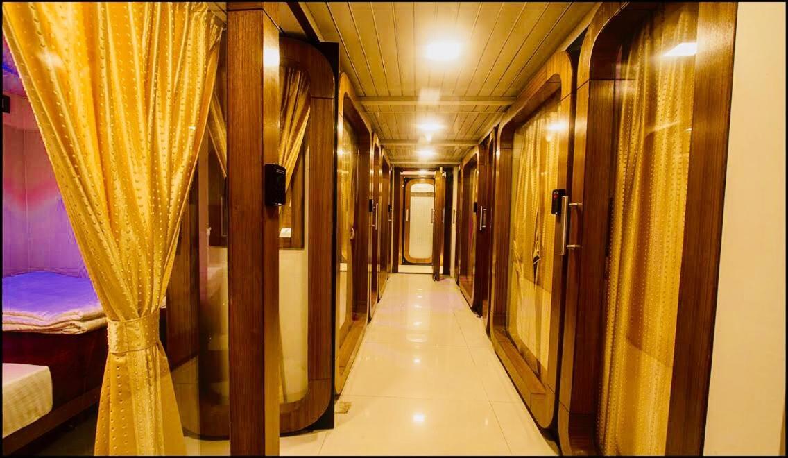 Qubestay Airport Capsule Hotel & Hostel Bombay Esterno foto