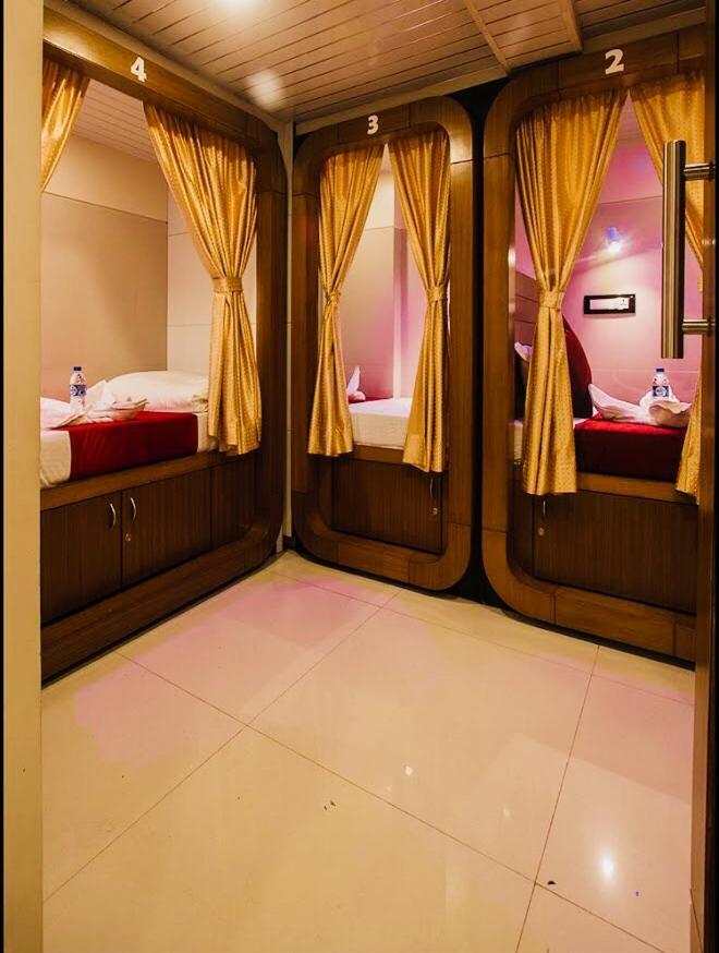 Qubestay Airport Capsule Hotel & Hostel Bombay Esterno foto