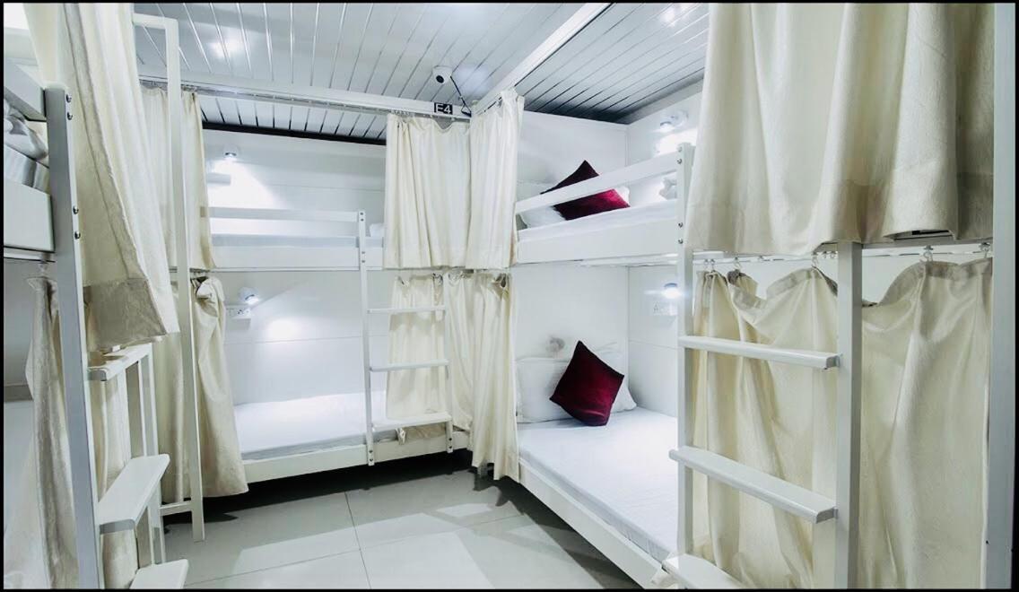 Qubestay Airport Capsule Hotel & Hostel Bombay Esterno foto