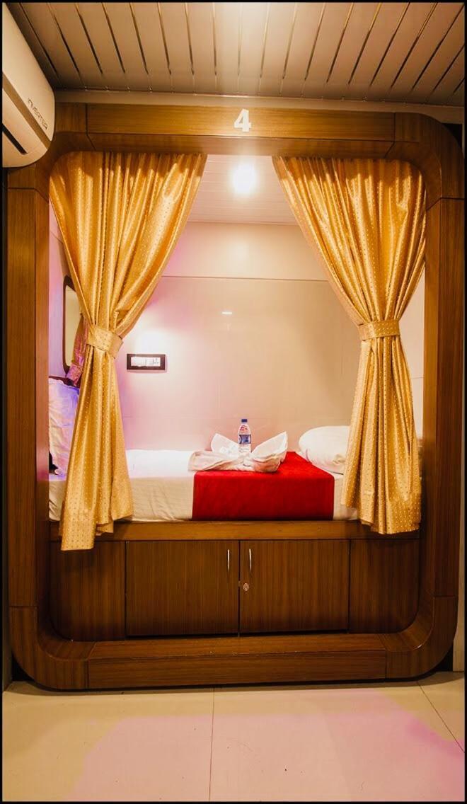 Qubestay Airport Capsule Hotel & Hostel Bombay Esterno foto